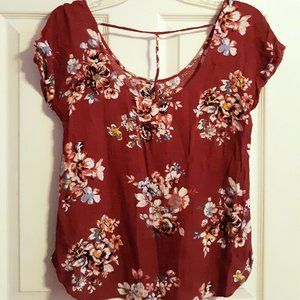 5 for $15!📣  Floral Top w/ Cute Details on Back